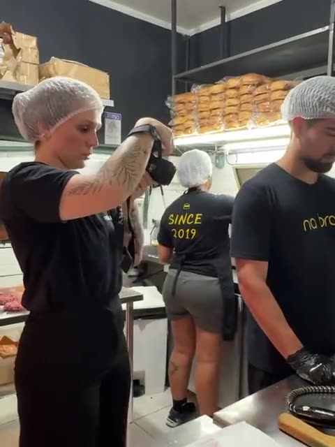 Equipe da Praevia captando vídeo na cozinha de um cliente
